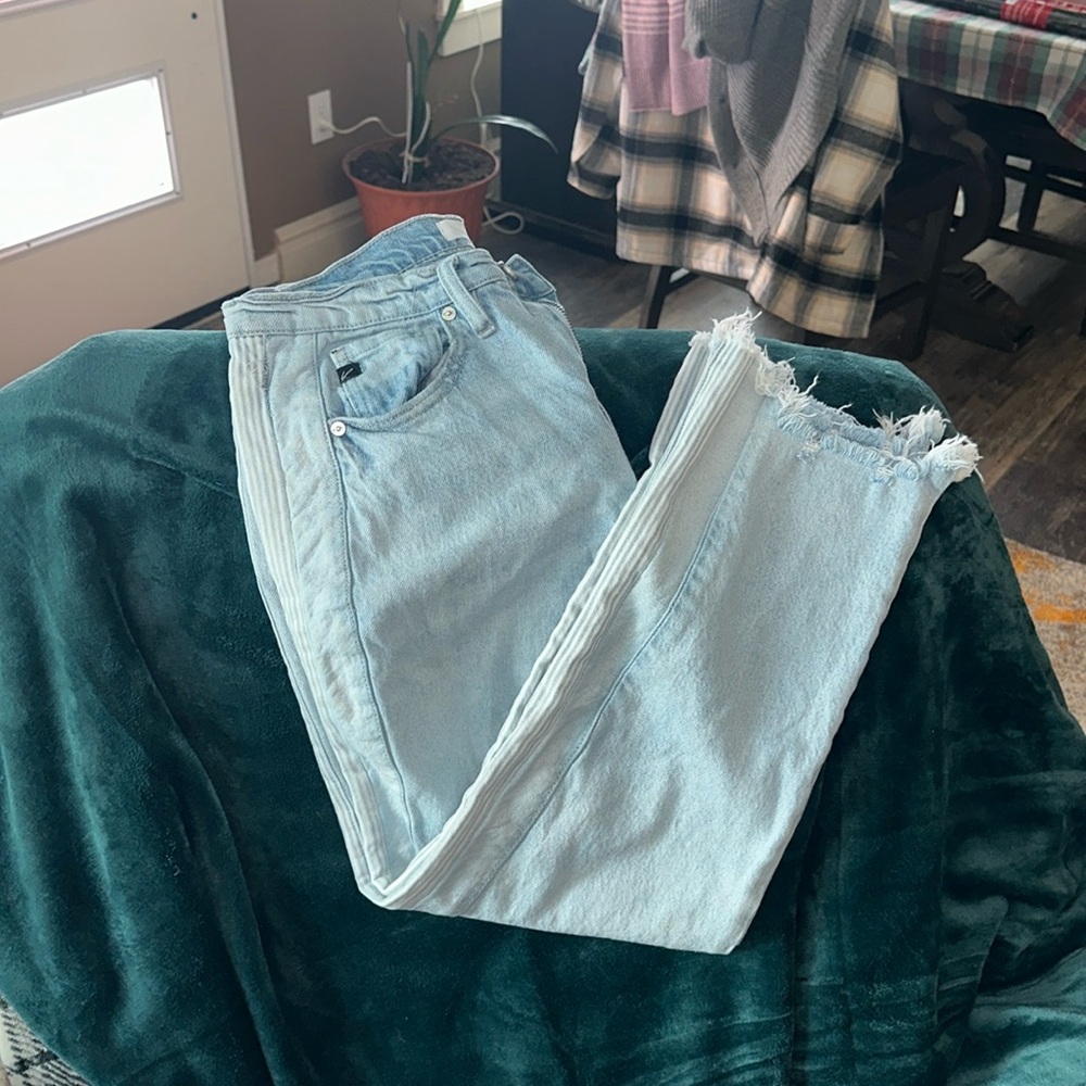 Light blue cropped jeans.